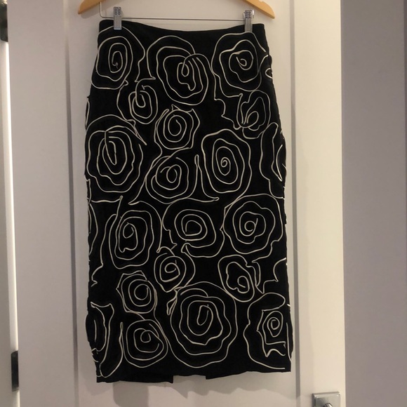H&M Dresses & Skirts - Black and white fitted midi swirl pattern skirt H&M Dresses & Skirts - Black and white fitted midi swirl pattern skirt